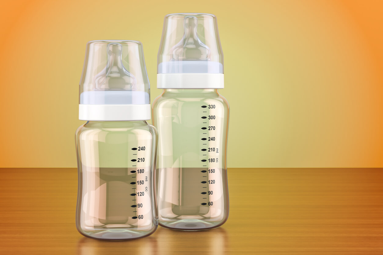 2 biberons en verre.