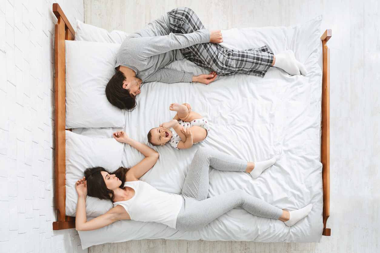 Jos lapset liikkuvat paljon nukkuessaan, vanhempien uni saattaa kärsiä.