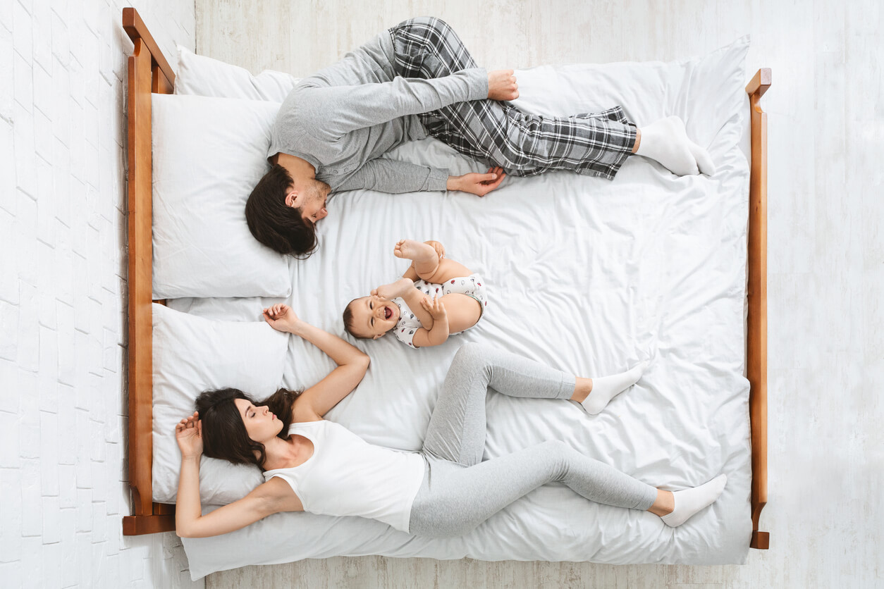 parents épuisés co-dormant avec bébé lit séparé couple