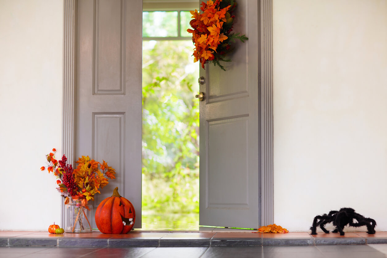 Une porte décorée en Halloween.