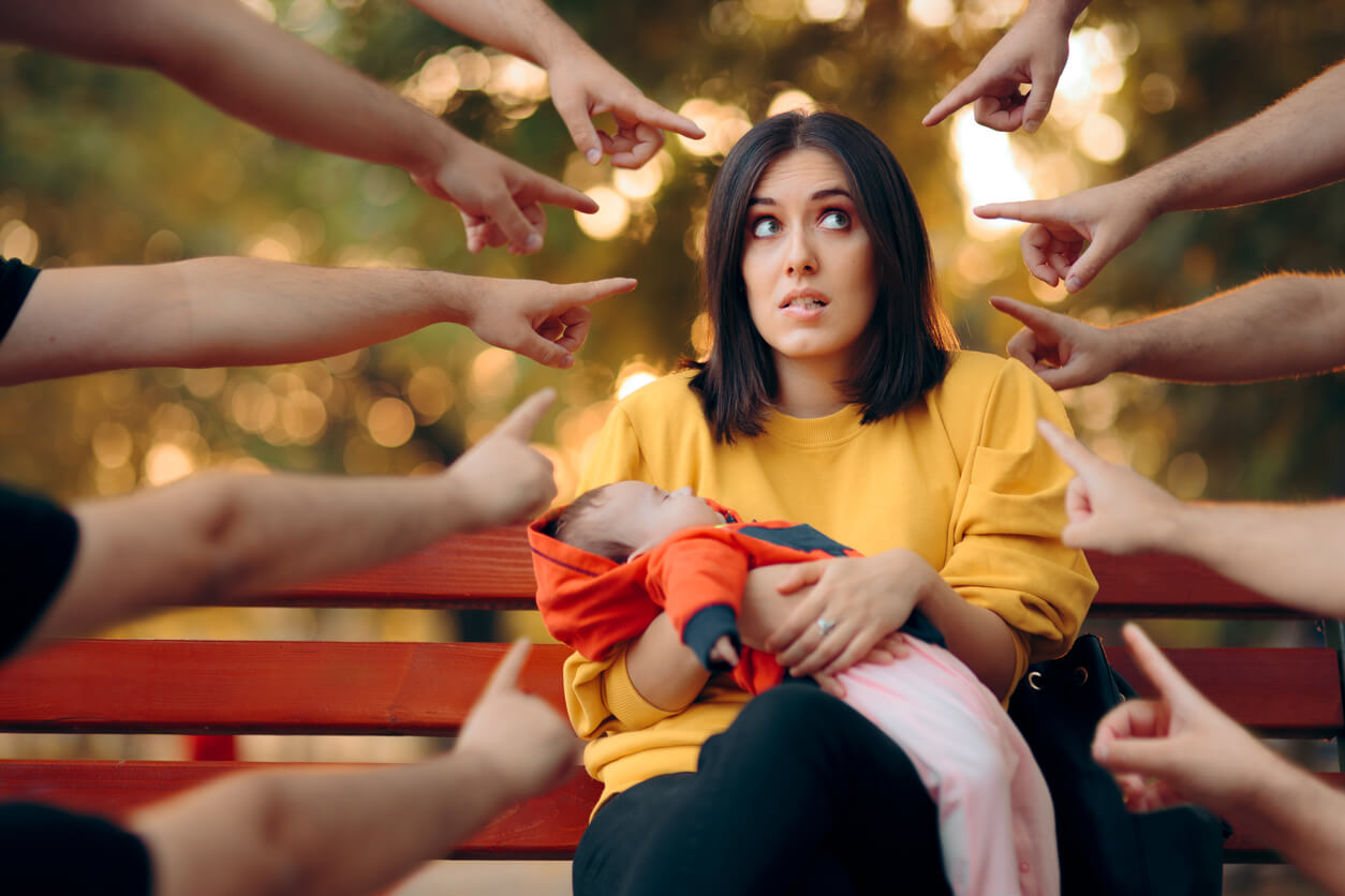 madre avergonzada culpa senalamiento social externo criticas