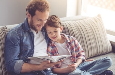 Padre enseñando a leer a su hijo