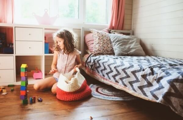 Niña ordenando su habitación