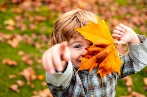 Niño explorando su entorno