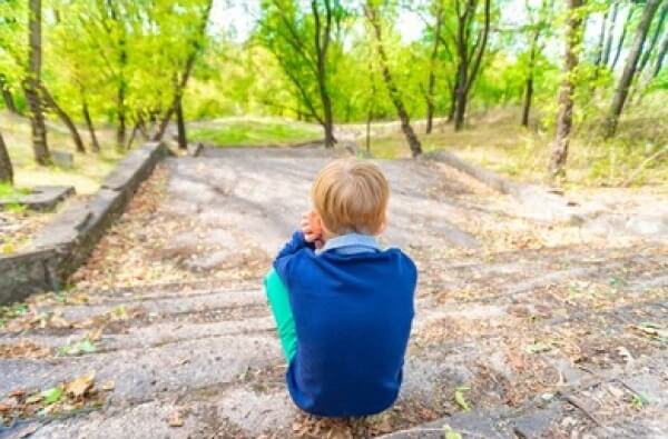Niño meditando
