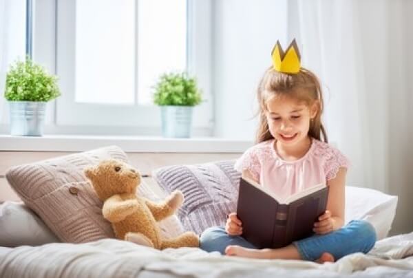Niña leyendo