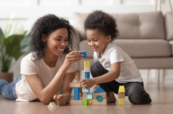 Niño aprovechando el tiempo con su madre