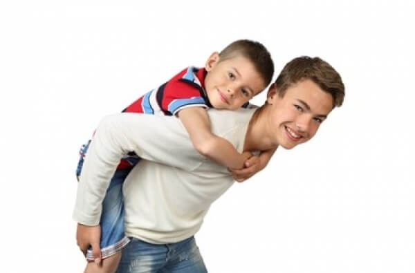 Hermano menor compartiendo con el mayor