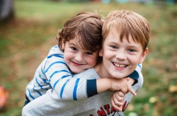 Hermanos compartiendo