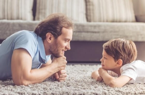 Hijo admirando a su padre