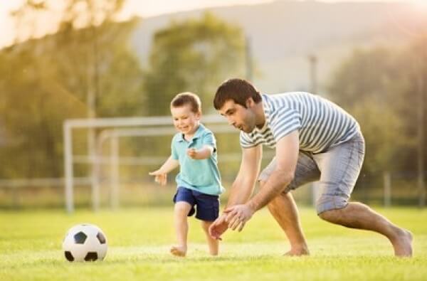Padre jugando con su hijo