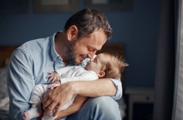 Padre dándole amor a su hijo