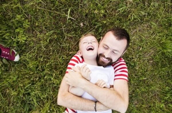 Padre cuidando a su hijo
