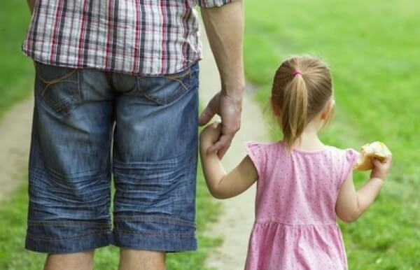 Padre al lado de su hija