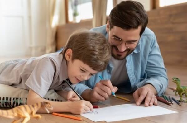 Papá e hijo haciendo trabajos