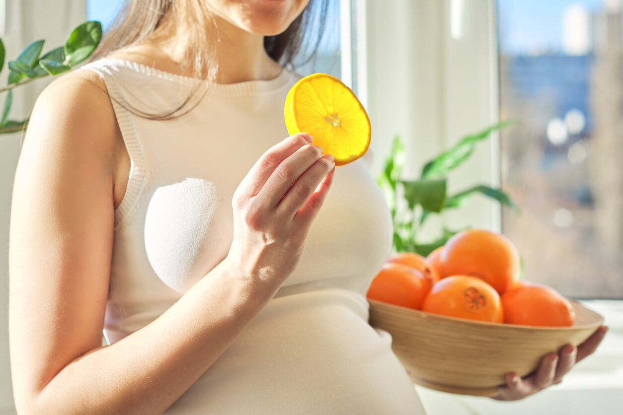 Une femme enceinte qui consomme des agrumes. 