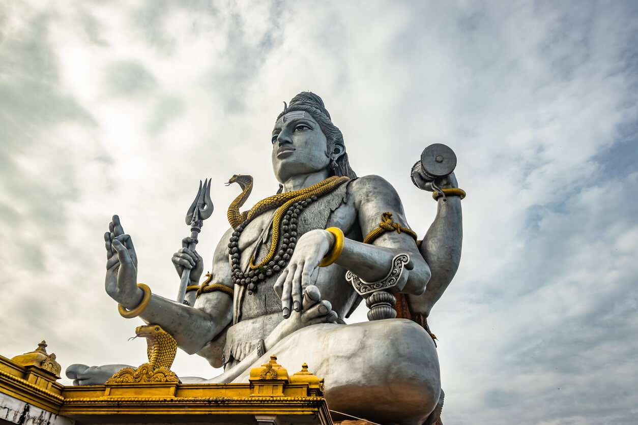 statua di pietra del dio shiva tempio induismo