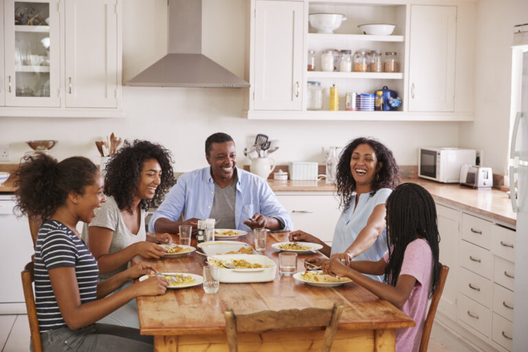 La ciencia te dice por qué es importante cenar en familia