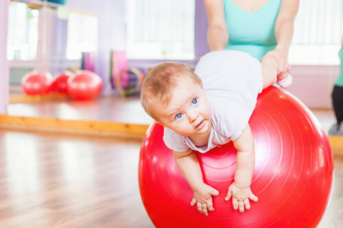 estimulacion desarrollo psicofisico bebe bola pilates roja