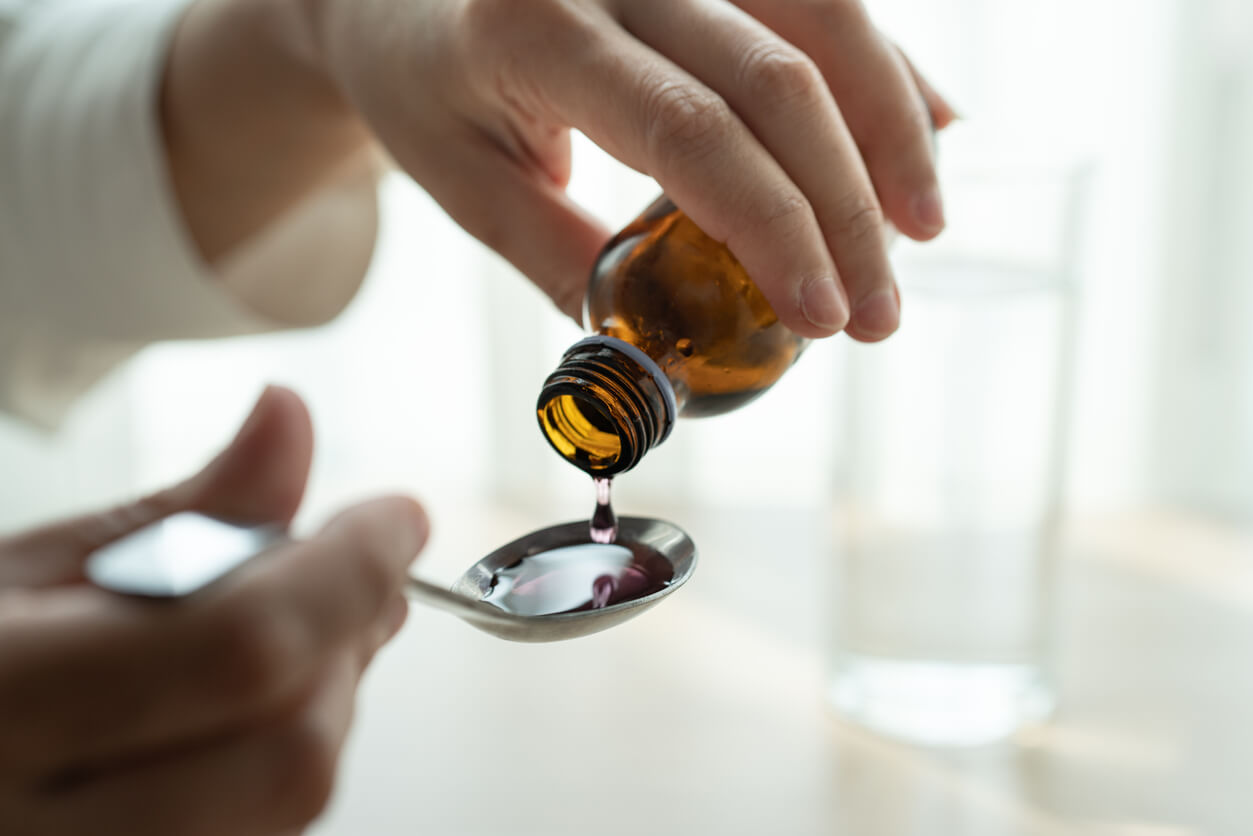 Sirop dans une cuillère.