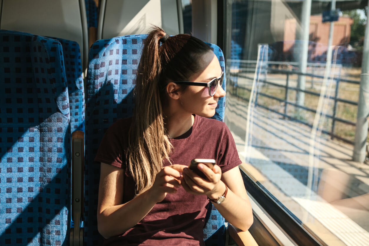 Une jeune femme qui voyage en train. 