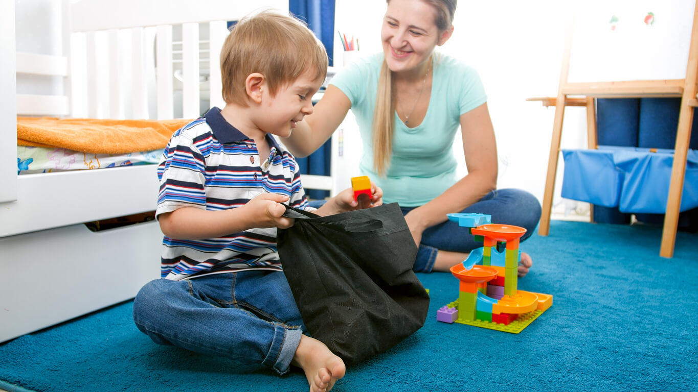 maman apprend au petit garçon à trier ses jouets