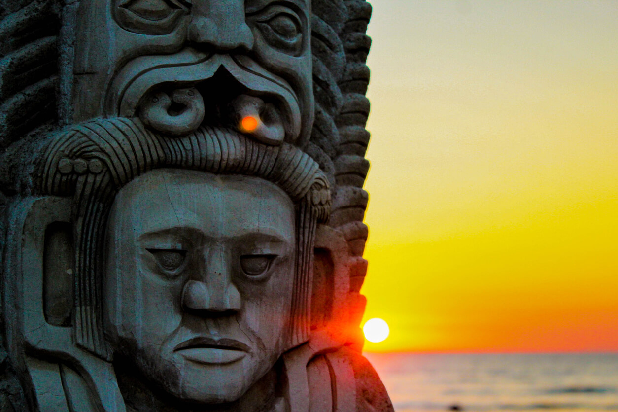 Estátua maia e pôr do sol