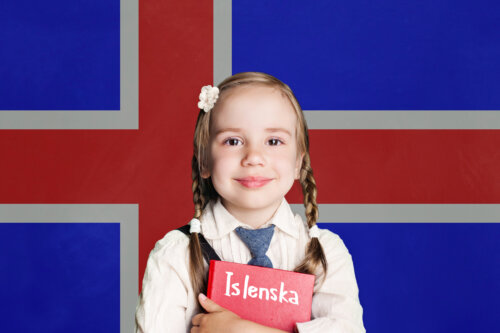 nina bandera y libro islandia concepto de aprendizaje de idioma islandes