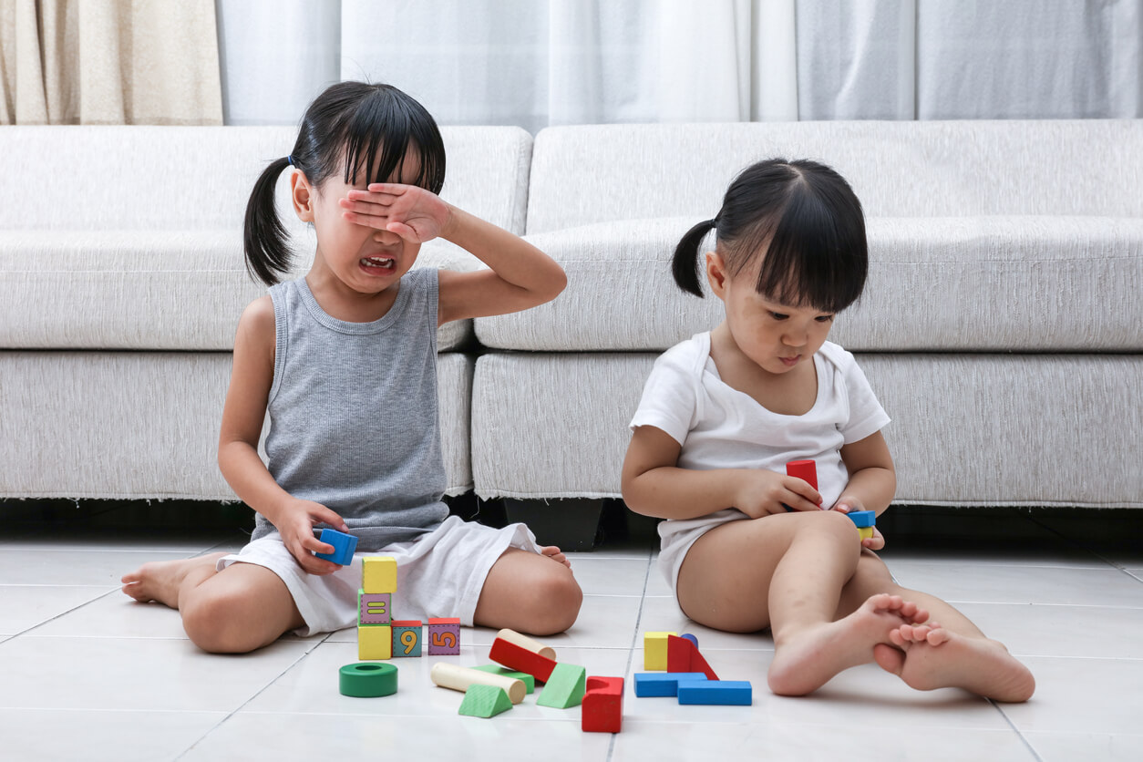 bébé pleure ou veut partager un jouet avec une autre fille