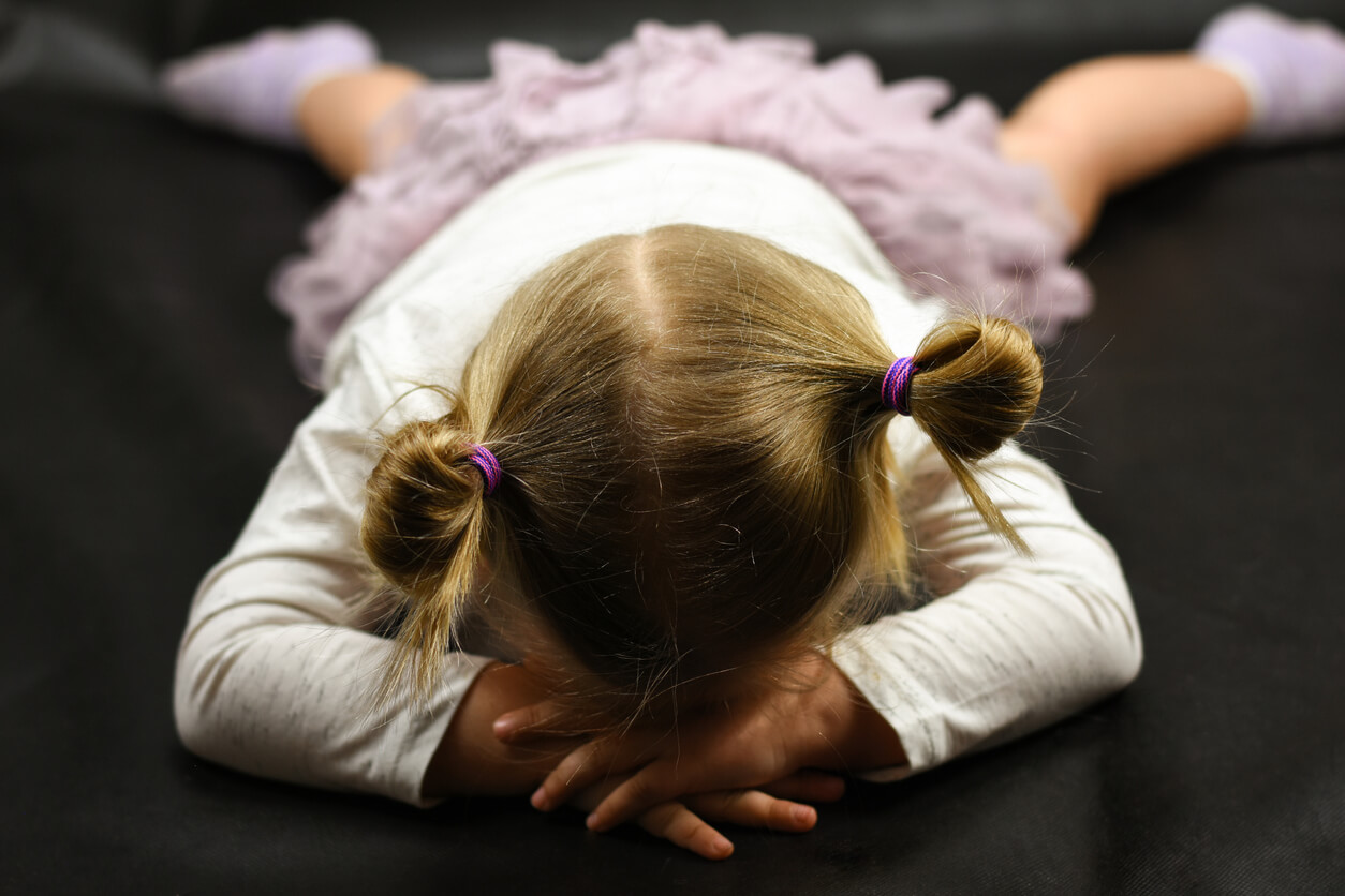 Une jeune fille fâchée.