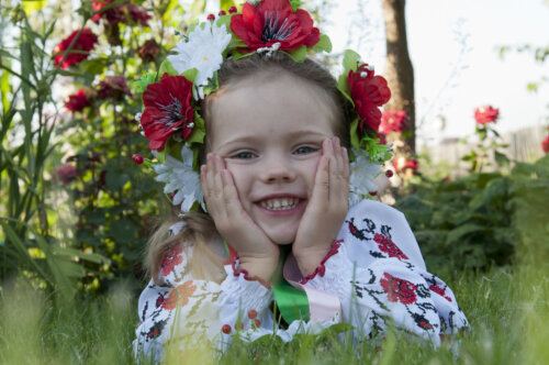 nina vestimenta tradicional ucraniana flores cabello jardin feliz