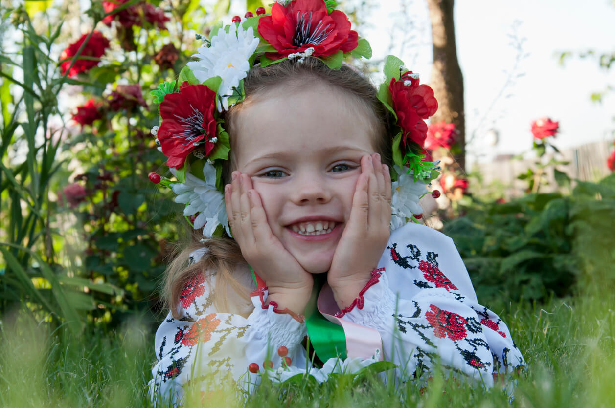 nina vestimenta tradicional ucraniana flores cabello jardin feliz