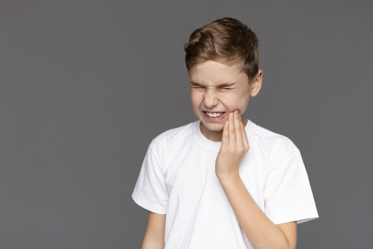 ¿Cómo calmar el dolor de muelas por caries en niños?