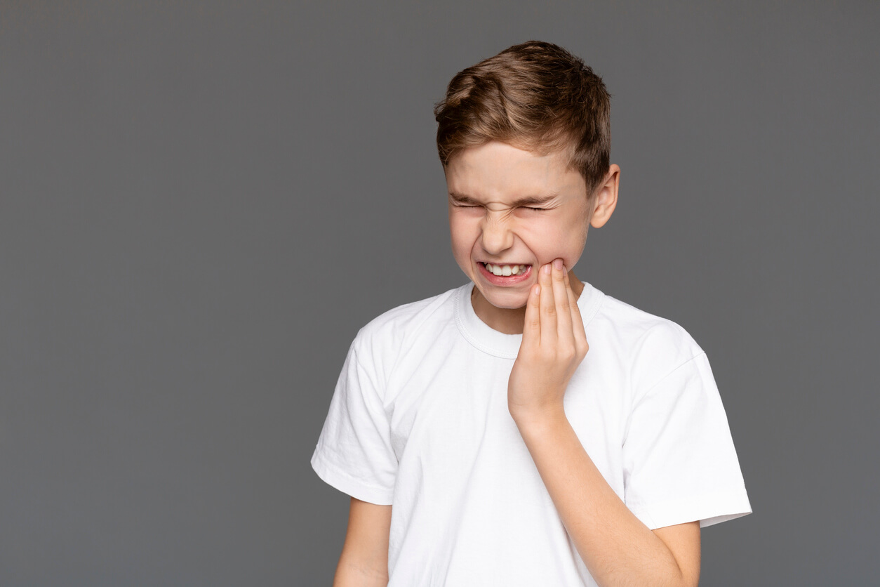 ¿Cómo calmar el dolor de muelas por caries en niños?