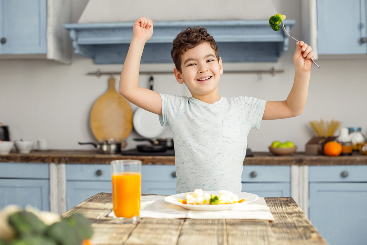 Los 3 nutrientes que no pueden faltar en la dieta de los niños
