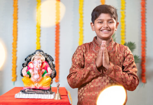 nino feliz celebracion dios ganesh hinduismo