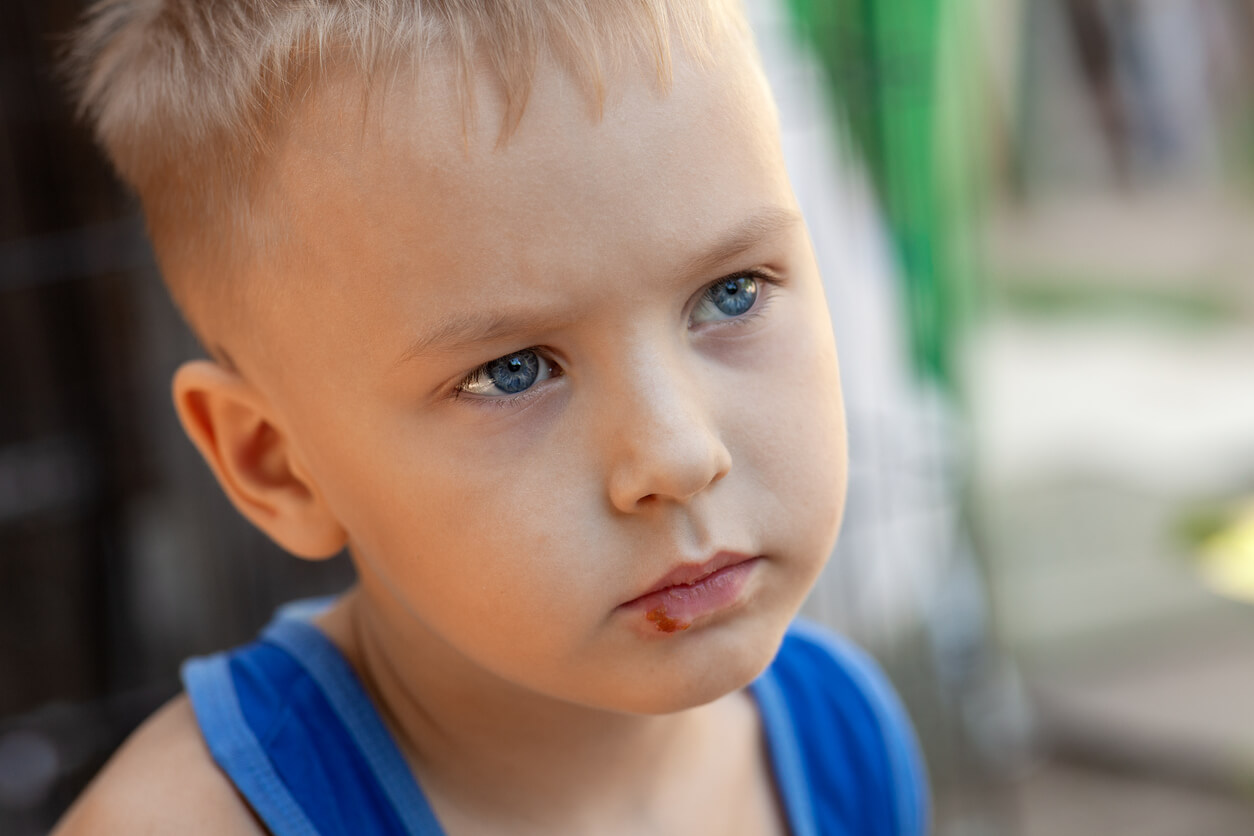 visage enfant herpès lèvre inférieure bouche