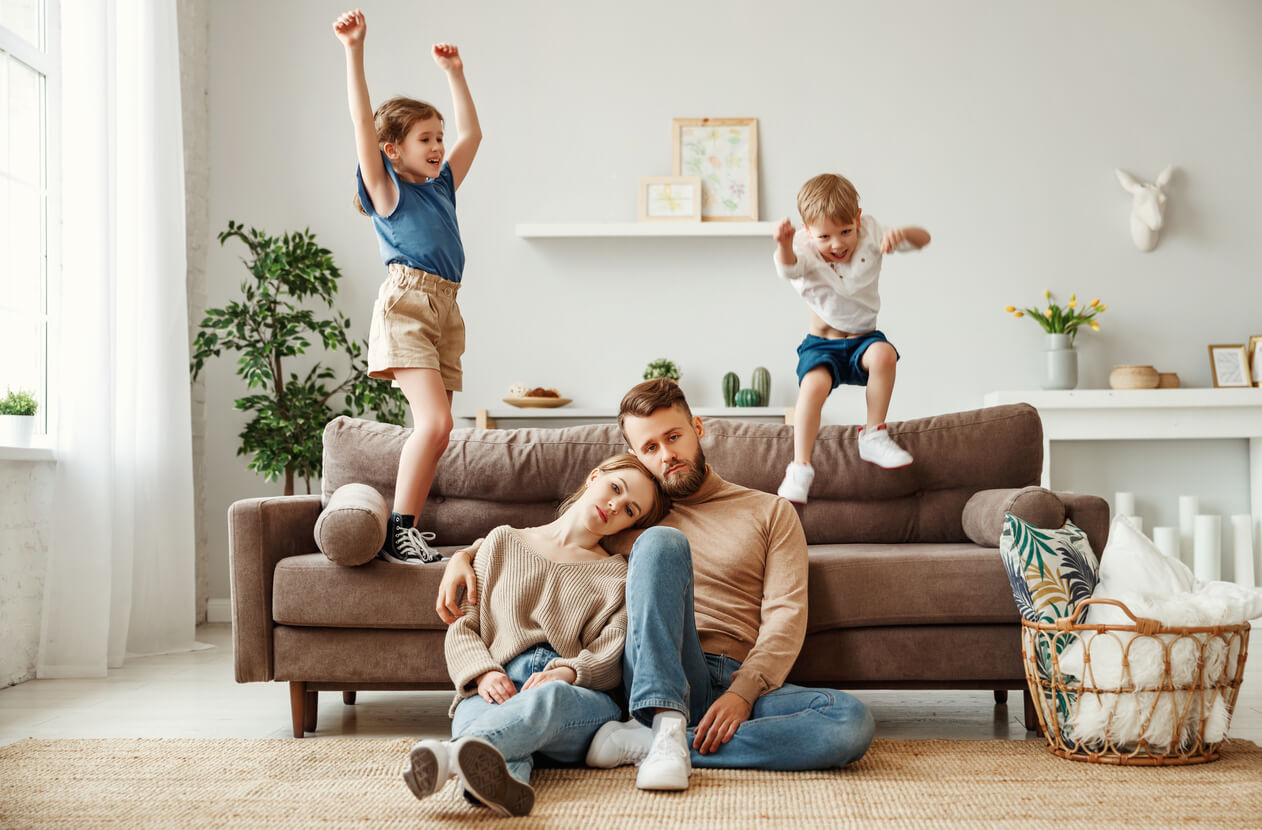 ninos nerviosos felices saltan encima del sofa