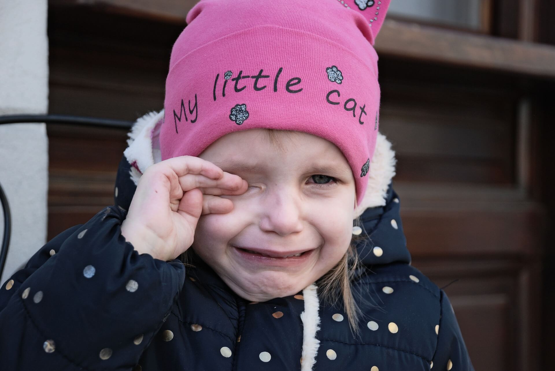petite fille en larmes