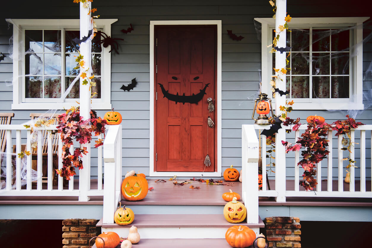4 ideas para decorar las puertas en Halloween