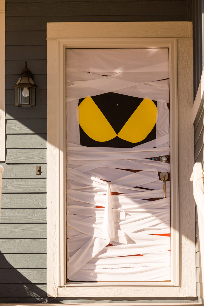 Une porte décorée en Halloween;