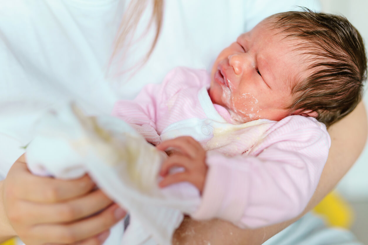 recém-nascido vomitar leite babar saliva