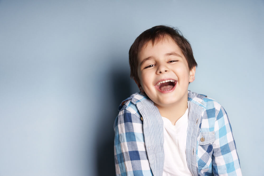 Niño feliz riendo