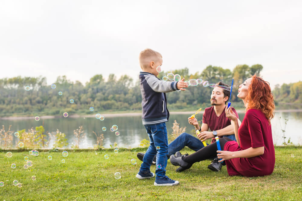 Hijo compartiendo con sus padres