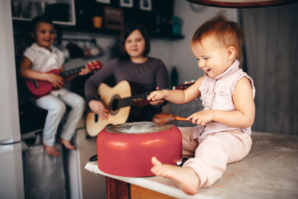 Niño feliz haciendo ruido