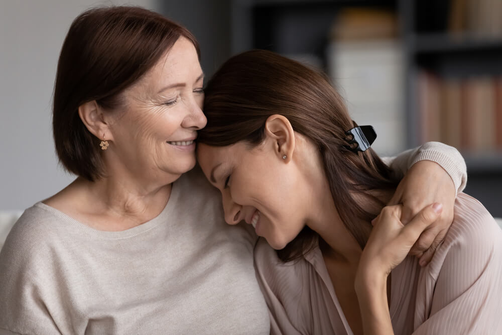 Madre adulta apoyando a su hija