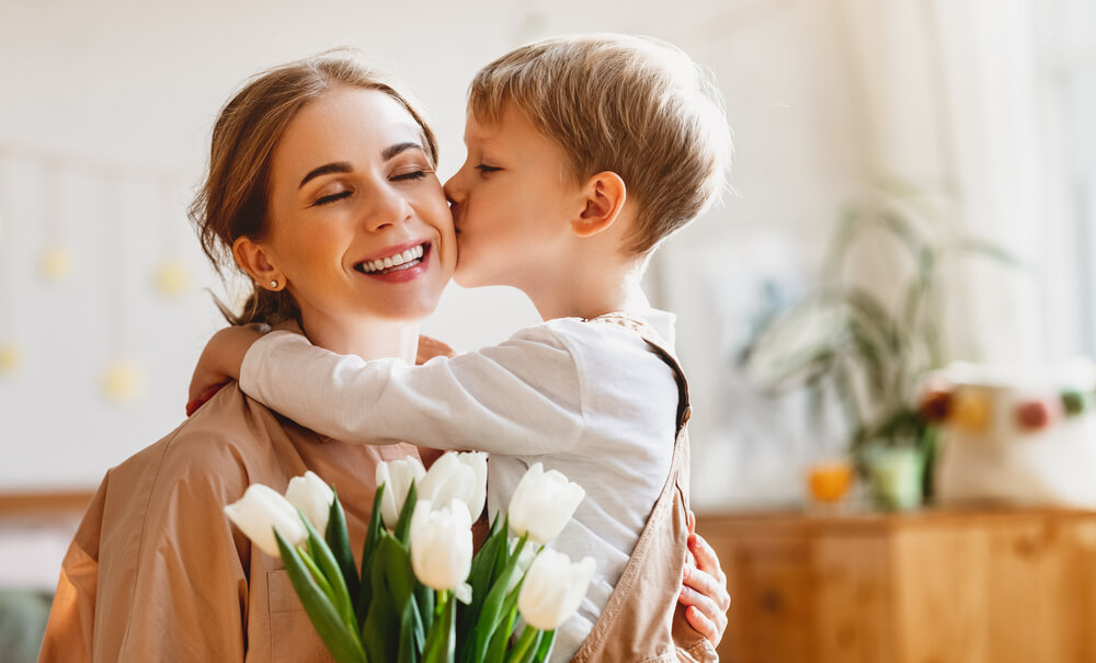 Mamá e hijo cariñosos