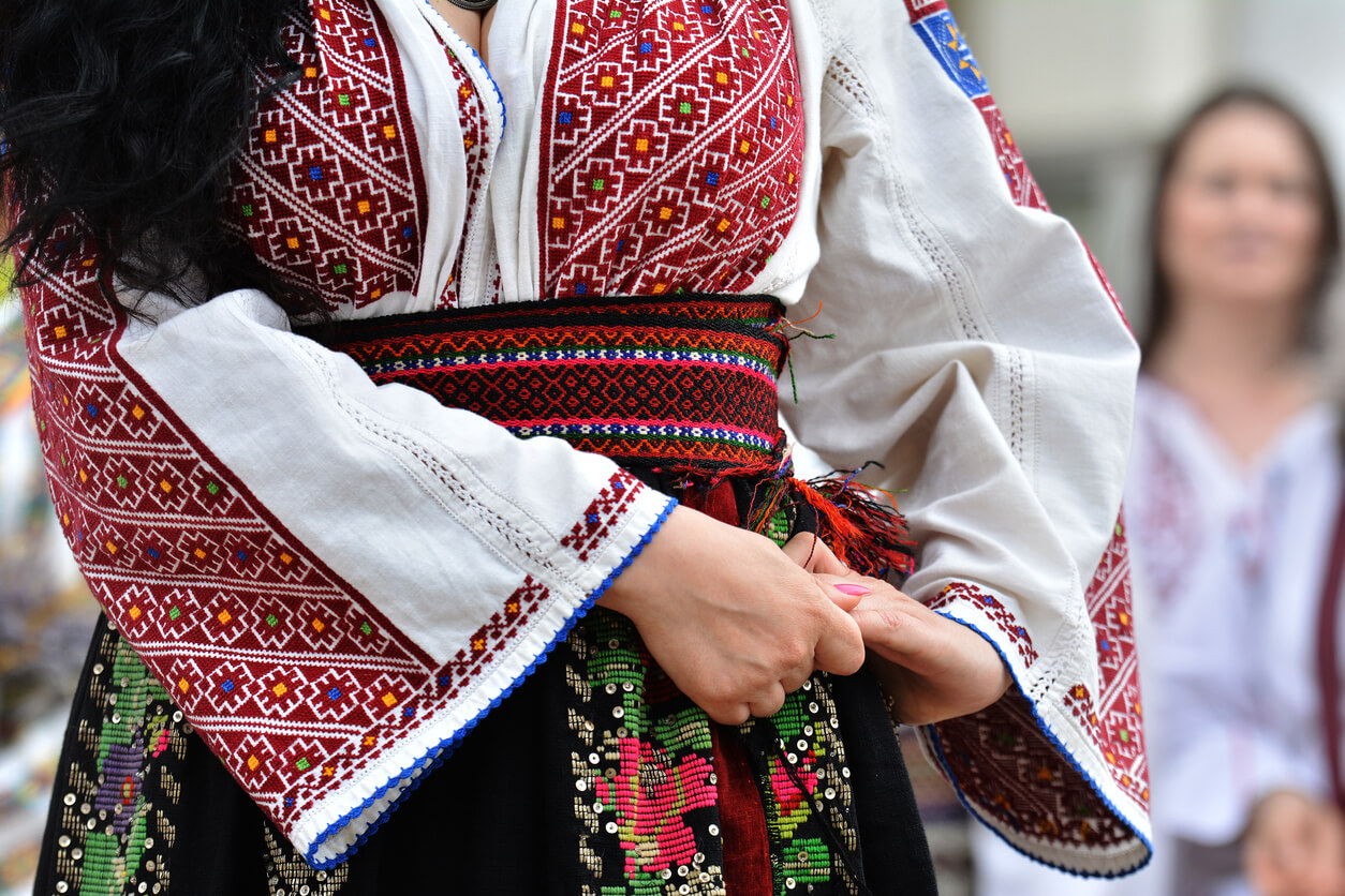 costumes femme culture roumaine
