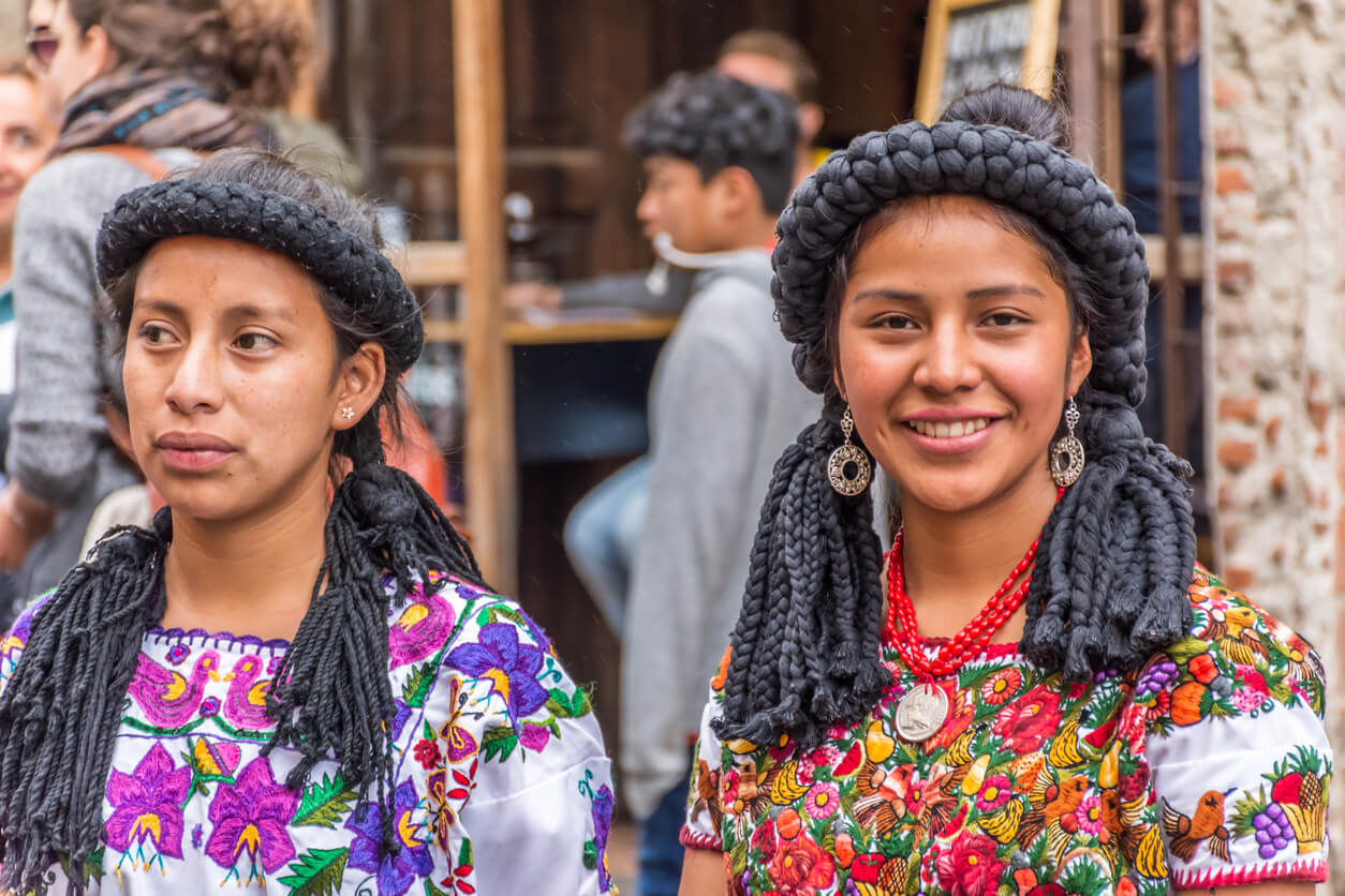donne vestite abiti maya guatemala