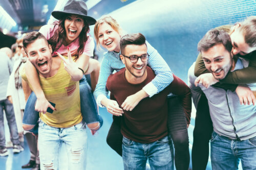 grupo de jovenes divertidos en el metro